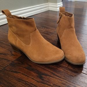 VIONIC "Joy Vera" Suede Ankle Booties in Toffee / camel brown, 8.5 Wide